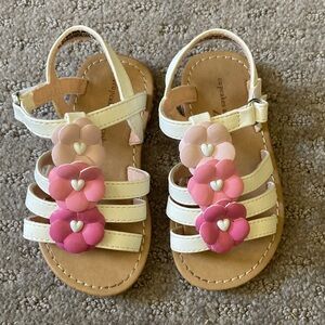 CUPCAKES & CASHMERE flower toddler sandals, Sz 6.